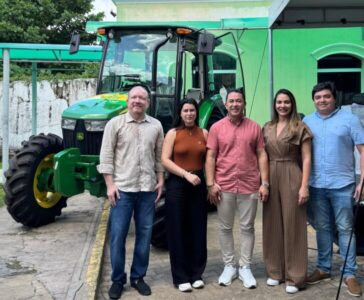 Município de Pinheiro recebe dois tratores agrícolas zerados entregues pela senadora Ana Paula Lobato