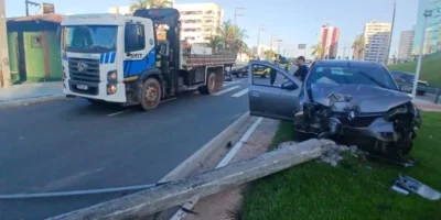 Carro derruba poste em grave acidente na Av. dos Holandeses