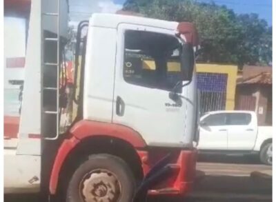 INACREDITÁVEL: Caminhão que faz a coleta de lixo para por falta de combustível no centro de Pinheiro