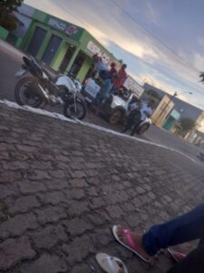 ABSURDO: Alunos da rede municipal são transportados na carroceria de uma pickup em Presidente Médici