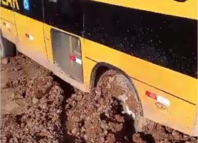 Estrada intransitável deixa Ônibus Escolar atolado e moradores ilhados em Santa Helena