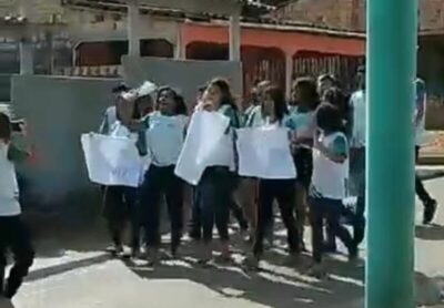 INÉDITO: Alunos da zona rural realizam manifestação em Pinheiro
