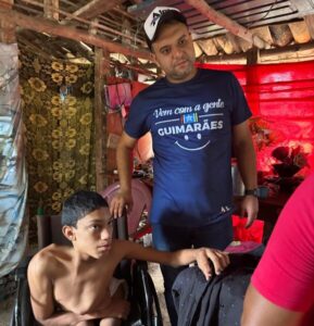 Natal da Esperança: Almir Ribeiro entrega cestas básicas a famílias de Guimarães