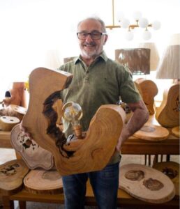 Artesão transforma restos de árvores em peças exclusivas de madeira no Maranhão