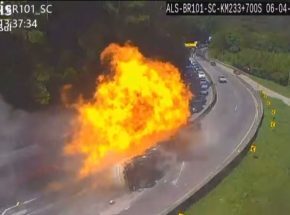 Carreta de combustível tomba e pega fogo na BR-101 em Santa Catarina