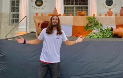 “Cristo” no palco e servidor da arte na vida: Jorge Smith fala sobre fé, anonimato e mais de 20 anos como protagonista da Via Sacra