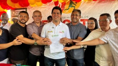 Investimentos federais na baixada: ministro assina ordem de serviço de quadra, em Pedro do Rosário