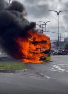 Ônibus do transporte público pega fogo no cruzamento da Forquilha, em São Luís