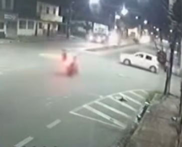 Grave acidente entre moto e carro na Cohab deixa casal em estado crítico