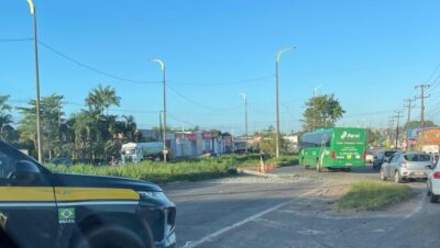 Poste cai e causa congestionamento na saída de São Luís