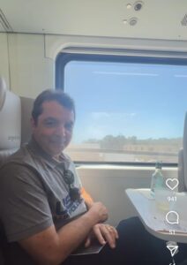 Hilton Gonçalo defende transporte ferroviário de passageiros durante viagem de trem nos EUA