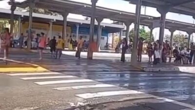 ASSISTA! Parte da cobertura do Terminal da Praia Grande desaba e assusta usuários