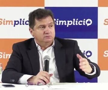 O culto da tolice: como as redes sociais e a polarização sufocam a razão e o pensamento