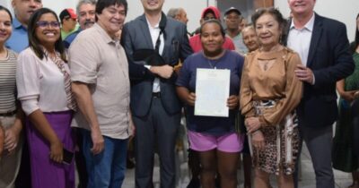 Prefeito Léo Cunha entrega títulos de propriedade à população pelo programa de Regularização Fundiária