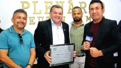 VAGTONIO BRANDÃO, presidente da AGEMSUL, recebeu na manhã desta quinta-feira, o Titulo de Cidadão Davinopolitano