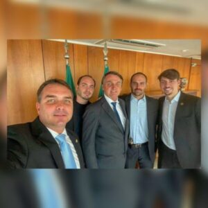 É HORA DAS AUTORIDADES AGIREM CONTRA OS CRIMES DO CLÃ BOLSONARO CRIME DE LESA PÁTRIA (TRAIÇÃO AO BRASIL)