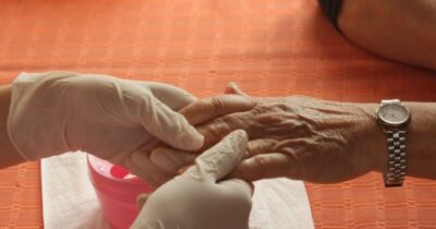 A Importância dos Exames Laboratoriais e Testes Genéticos na Detecção Precoce do Alzheimer