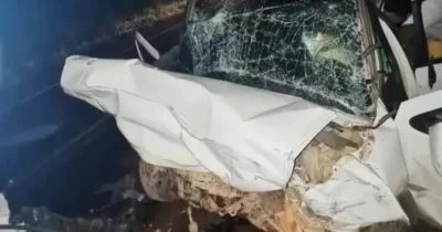 Acidente deixa dois mortos e dois feridos após carro colidir com picape na BR-135