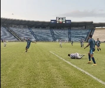 VÍDEO: Jogador é atingido por linha de pipa durante jogo no Castelão