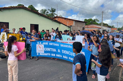 Caminhada mobiliza comunidade escolar na prevenção contra o Aedes aegypti em Carnaubeiras