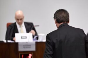 Moraes pode decidir hoje sobre possível descumprimento de medidas cautelares por Bolsonaro