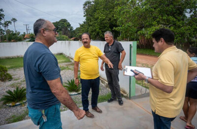 Prefeito Neto Carvalho faz visita para determinar os locais onde serão perfurados novos poços em várias comunidades de Araioses
