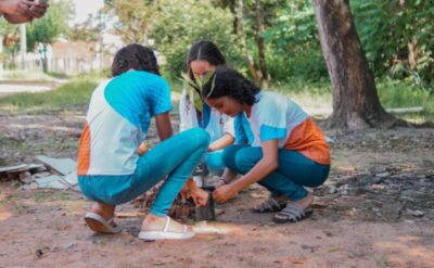 Alunos de escola da rede pública municipal participam do plantio de mudas na lagoa da Beira Rio