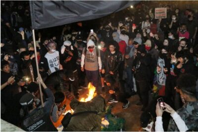 Por trás de um belo rostinho…