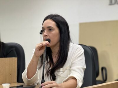 Secretária Dávila Claudino presta contas da gestão anterior e responde aos questionamentos durante audiência pública