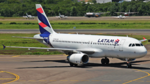Latam é condenada por atrasar voo em mais de dez horas