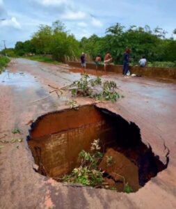 Cratera se abre e ponte de acesso a Paço do Lumiar é interditada