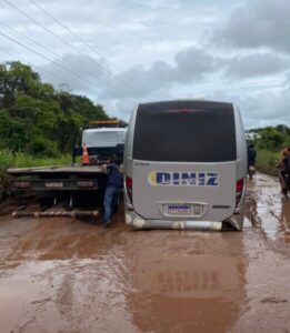Micro-ônibus fica atolado na estrada de Pedro do Rosário na MA 006 e escancara precariedade da via