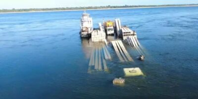 Balsa com postes de energia naufraga no Rio Tocantins