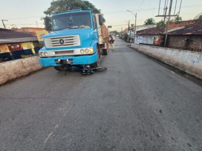 Acidente entre moto e caminhão deixa uma pessoa gravemente ferida