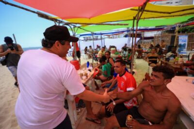 Festa dos pais, promovida por Osmar Filho, reuniu centenas de pessoas na praia da Ponta D’Areia neste domingo