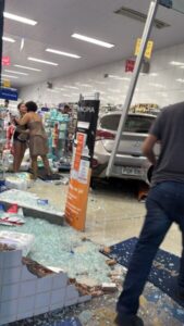 Carro invade farmácia no bairro do Calhau