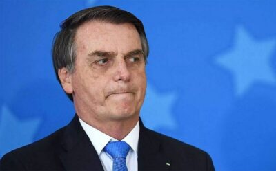 Bolsonaro é alvo de operação da Polícia Federal e está proibido de utilizar redes sociais, além de ter contato com o filho