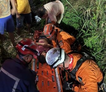 Bombeiros resgatam homem em penhasco de 150 metros…