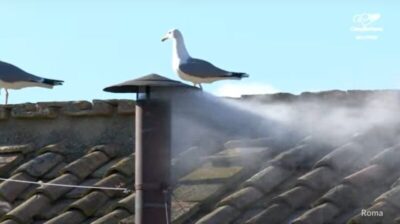 HABEMUS PAPAM! Fumaça branca sai da chaminé da Capela Sistina em Roma