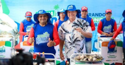 Brandão entrega primeiros carrinhos do Minha Renda Praia a vendedores de ostras que atuam na orla da Grande São Luís
