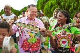 NAS PRÉVIAS DO CARNAVAL E ANO PRÉ-ELEITORAL QUEM CARREGA E QUEM É CARREGADO