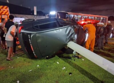 Motorista colide com poste na Avenida do Araçagy