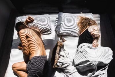 Pesquisa mostra como a falta de dinheiro pode afetar a libido do casal