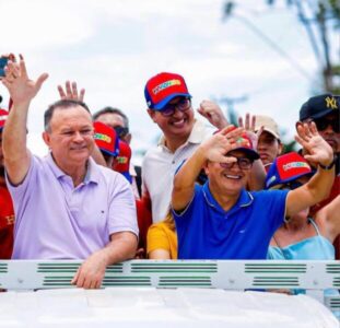 João Marcos lidera comitiva de vereadores na entrega da requalificação da Estrada da Raposa