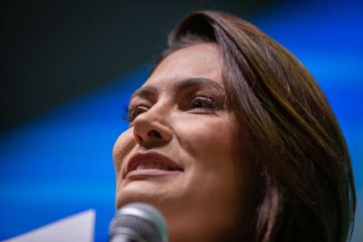 Michelle Bolsonaro lança slogan de campanha para Eduardo em 2026