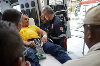 Bolsonaro segue hospitalizado após sentir dores na região do abdômen