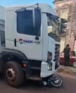 Pai e filho morrem em grave acidente entre moto e caminhão