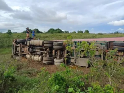 Caminhão carregado de grades de cerveja perde o controle e tomba na BR-316