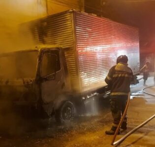 Caminhão pega fogo no Bom Sucesso na madrugada desta quinta-feira (13)