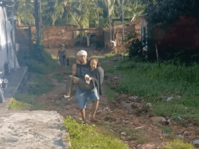 “Ela tem 91 anos e precisa ser carregada nos braços, ambulâncias não entram na rua”: abandono no final da Rua 5, no Residencial Carlos Augusto, revolta moradores de Paço do Lumiar; vídeo